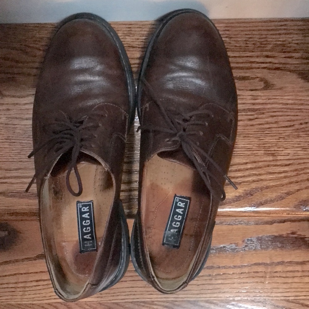 𝅺haggar mens brown leather Oxford shoe with rubber soles good used condition